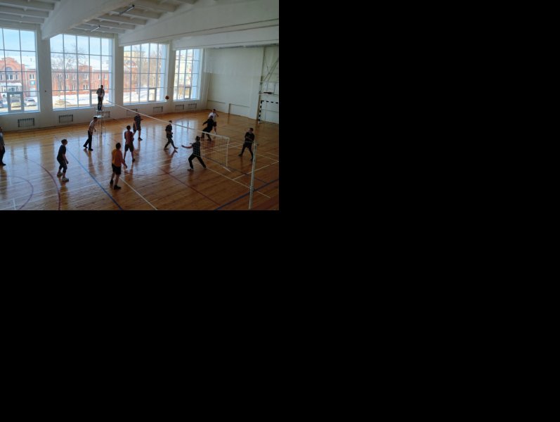 В Бугульме общественные воспитатели из числа руководителей отдела МВД России по Бугульминскому району организовали со своими несовершеннолетними подшефными товарищеский матч по волейболу